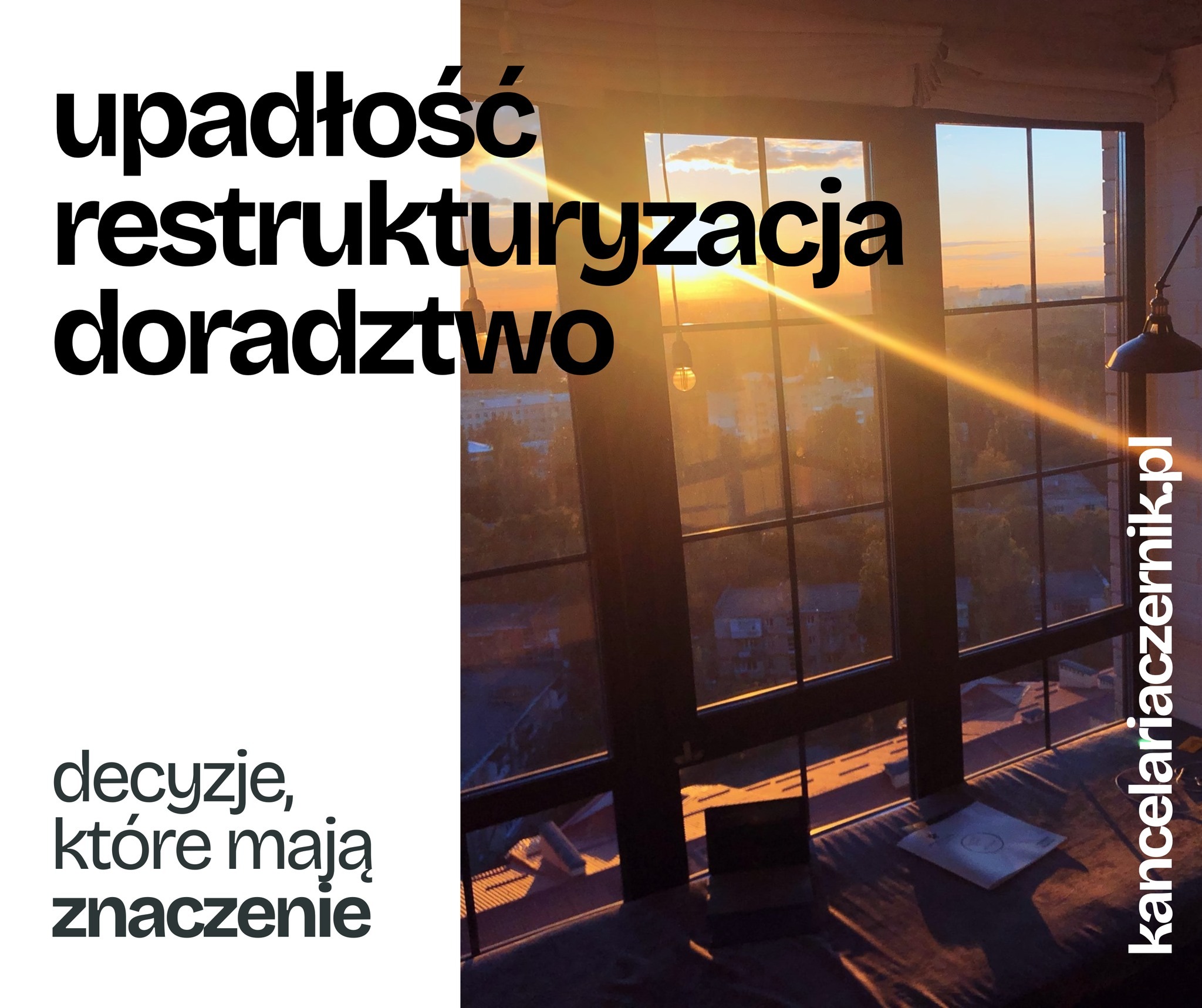 Grafika z hasłami: upadłość, restrukturyzacja, doradztwo. W tle okno z widokiem na miasto oświetlone zachodzącym słońcem. Na parapecie laptop i dokumenty.