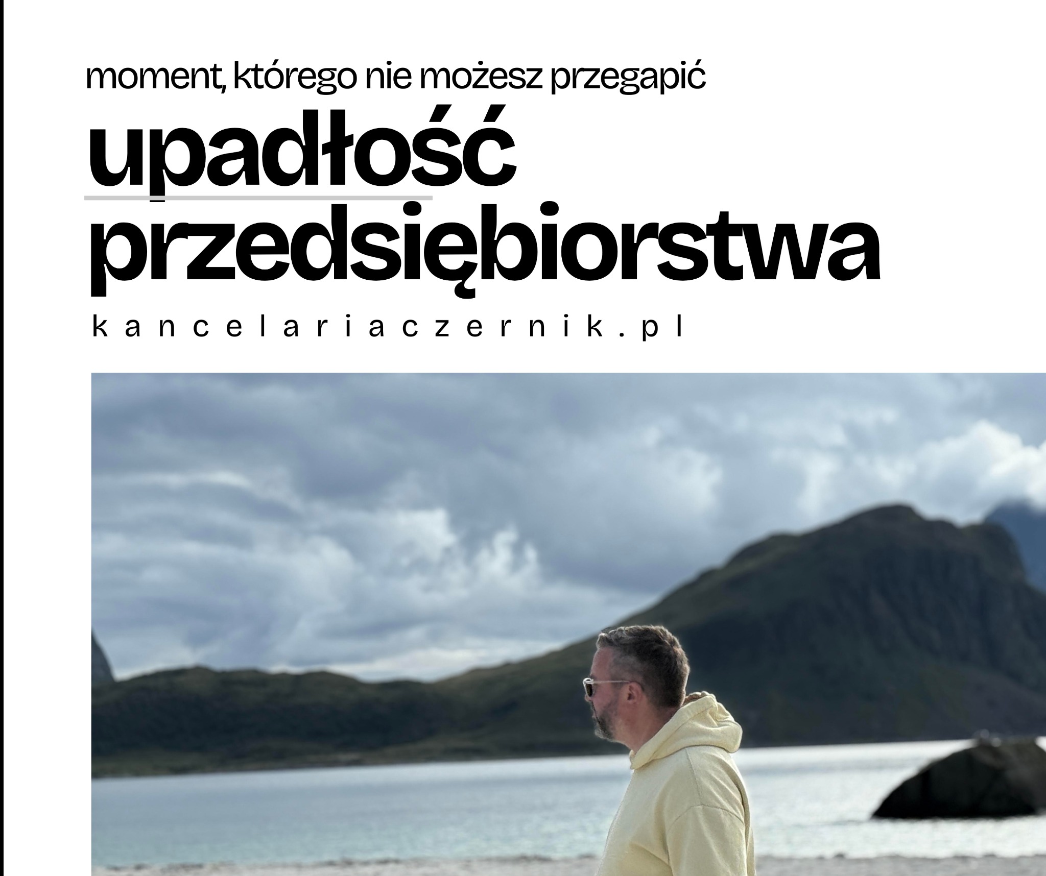Grafika z hasłem 'Upadłość przedsiębiorstwa' i adresem kancelariaczernik.pl, na tle zdjęcia mężczyzny na plaży z widokiem na góry i morze.