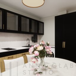 RWH Renovation Without Headache Anna Głąbowska STUDIO - Wizualizacja nowoczesnej kuchni z czarnymi szafkami, drewnianymi frontami dolnymi i blatem z białego marmuru, uzupełniona o ekspres do kawy i bukiet różowych piwonii na okrągłym stole.