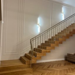 Schody półkowe dywanowe 17cm grube, naturalne szczotkowane w olejowosku twardym. Nasz jeden z najładniejszych projektów.