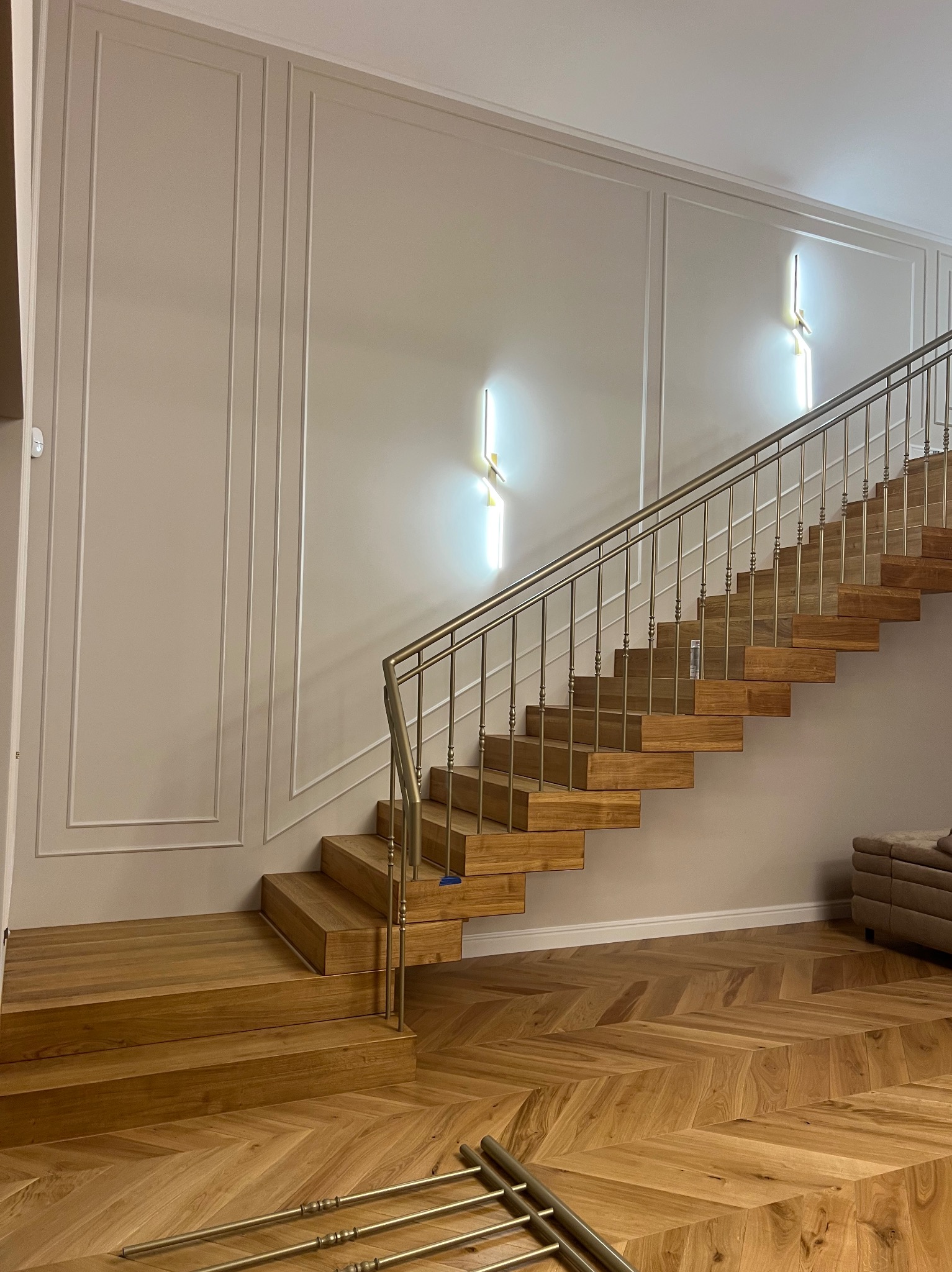 Schody półkowe dywanowe 17cm grube, naturalne szczotkowane w olejowosku twardym. Nasz jeden z najładniejszych projektów.