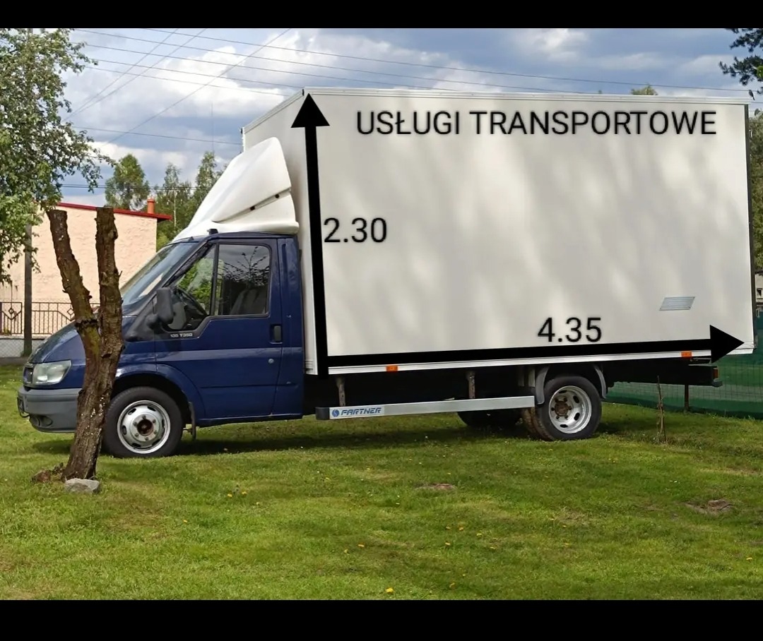 Niebieski bus dostawczy z białym nadwoziem, prezentujący wymiary 2.30m wysokości i 4.35m długości, zaparkowany na trawniku w Rybniku. Na nadwoziu widnieje napis 'Usługi Transportowe'.