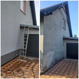 OKTAWIAN LESZCZYK - Dwuczęściowe ujęcie elewacji budynku: po lewej świeżo pomalowana szara ściana z drabiną opartą o okap, po prawej surowa, szara ściana przed malowaniem z widocznymi śladami napraw i przygotowań.