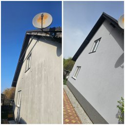 OKTAWIAN LESZCZYK - Zdjęcie przedstawia dom przed i po odnowieniu elewacji, z widoczną różnicą w kolorze i czystości ścian. Po lewej stronie widoczna brudna, stara elewacja, a po prawej świeżo pomalowana na szaro...