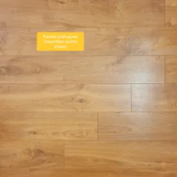 Ułożone panele podłogowe w odcieniach jasnego dębu, z widocznym wzorem słojów i równomiernymi spoinami.