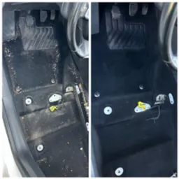 Por&oacute;wnanie stanu podłogi samochodu przed i po czyszczeniu, widoczne r&oacute;żnice w czystości dywanik&oacute;w i tapicerki.