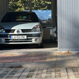 2brodetailing - Srebrny Renault Clio z lubelską rejestracją LU 501NL zaparkowany w garażu, widoczny kierowca w okularach za kierownicą, na ścianie garażu widać instalację wentylacyjną.