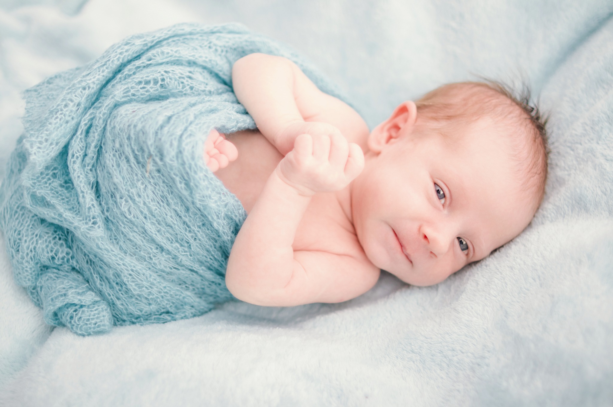 Oferuję profesjonalne zdjęcia niemowląt i dzieci, uchwycając ich niepowtarzalne uroki i spontaniczność w każdym kadrze