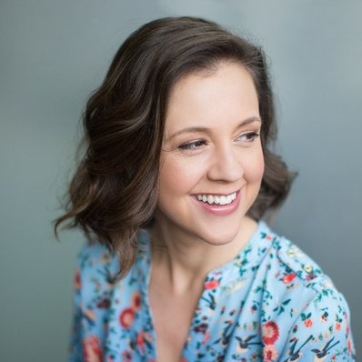 Realizuję wyjątkowe sesje fotograficzne z modelkami, które podkreślają ich naturalne piękno i osobisty styl.