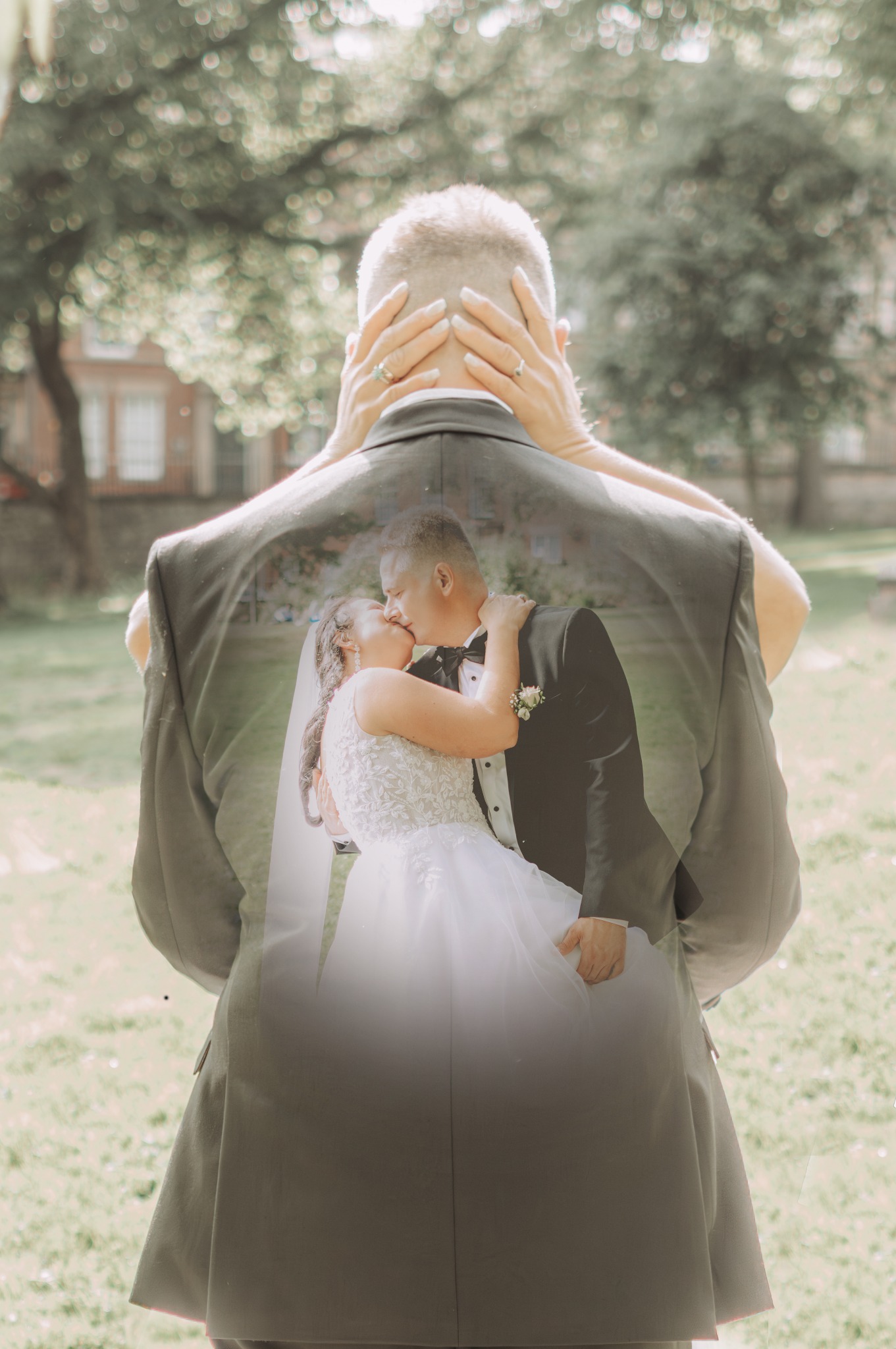 Podwójna ekspozycja: mężczyzna w garniturze tyłem, nałożone zdjęcie całującej się pary młodej w plenerze.