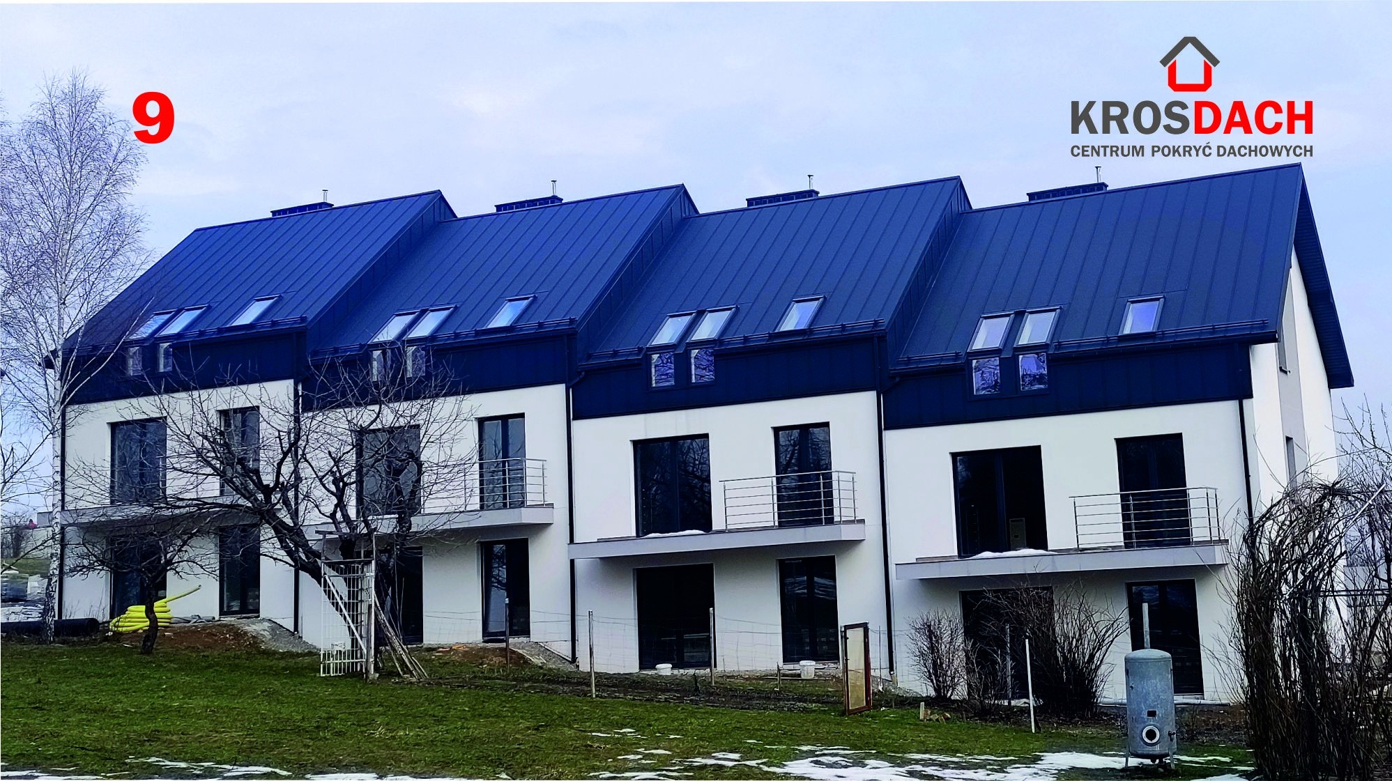 Nowoczesne szeregowe domy z ciemnymi, metalowymi dachami i oknami dachowymi, widok z zewnątrz, logo firmy dekarskiej w prawym górnym rogu.