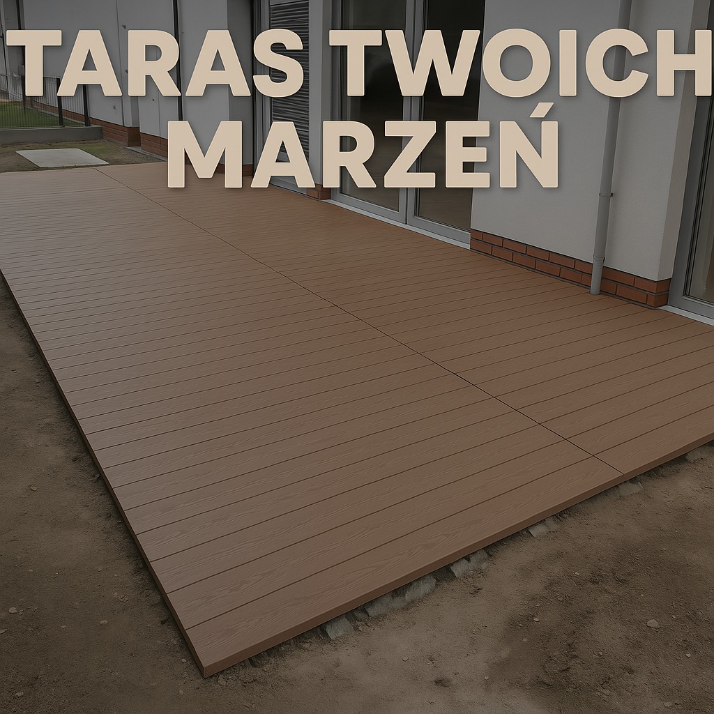 Nowoczesny taras z desek kompozytowych w odcieniach brązu, ułożony przy ścianie budynku z ceglaną podmurówką i szklanymi drzwiami balkonowymi, widoczny grunt przygotowany pod dalsze prace...