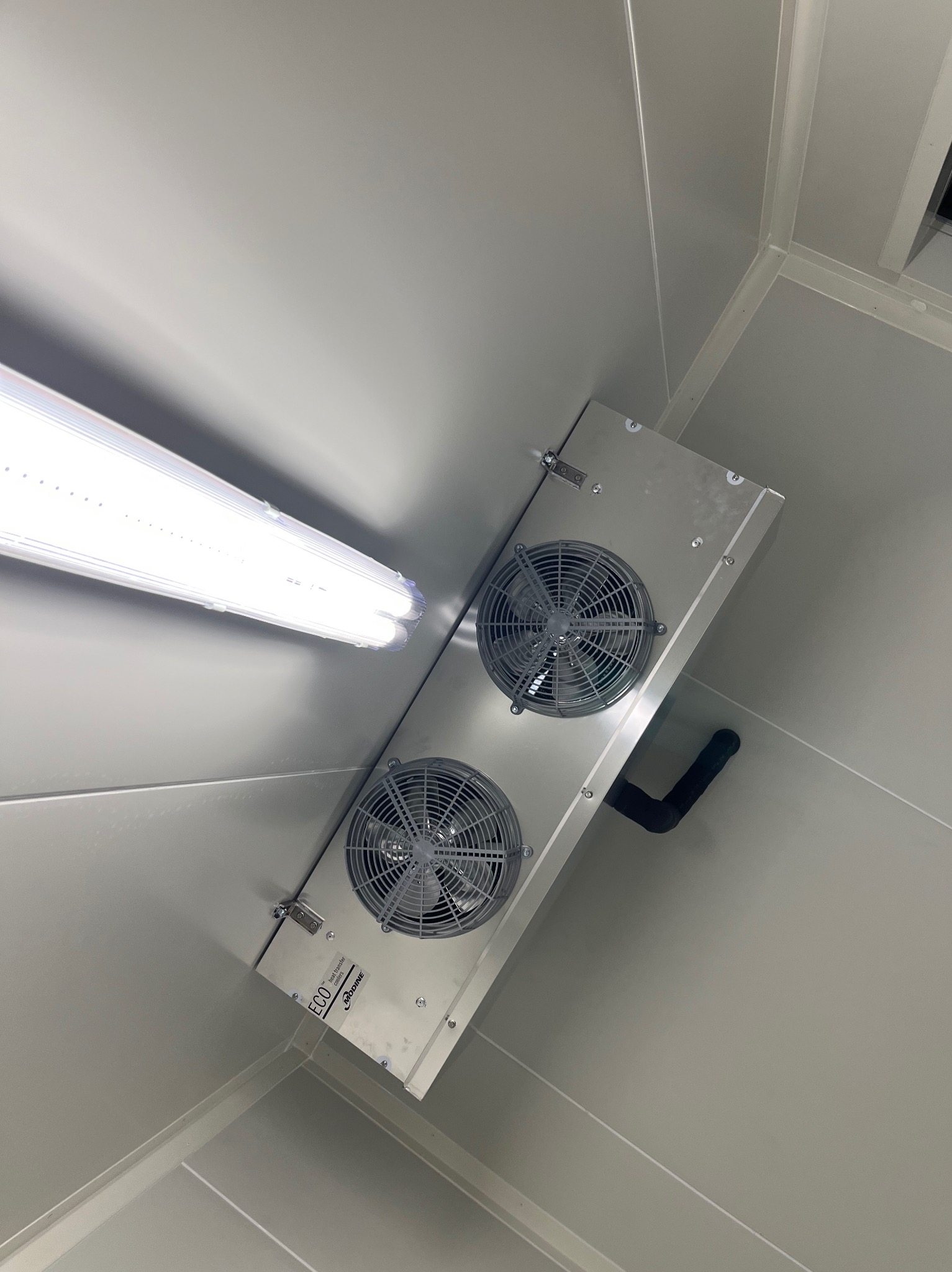 Montaż instalacji chłodniczej komory mroźniczej