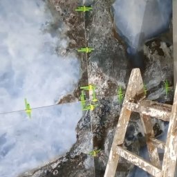 Usługi remontowo-budowlane - Brajan Cichecki - Montaż płytek imitujących marmur na ścianie, widoczne zielone krzyżyki dystansowe i drabina malarska.