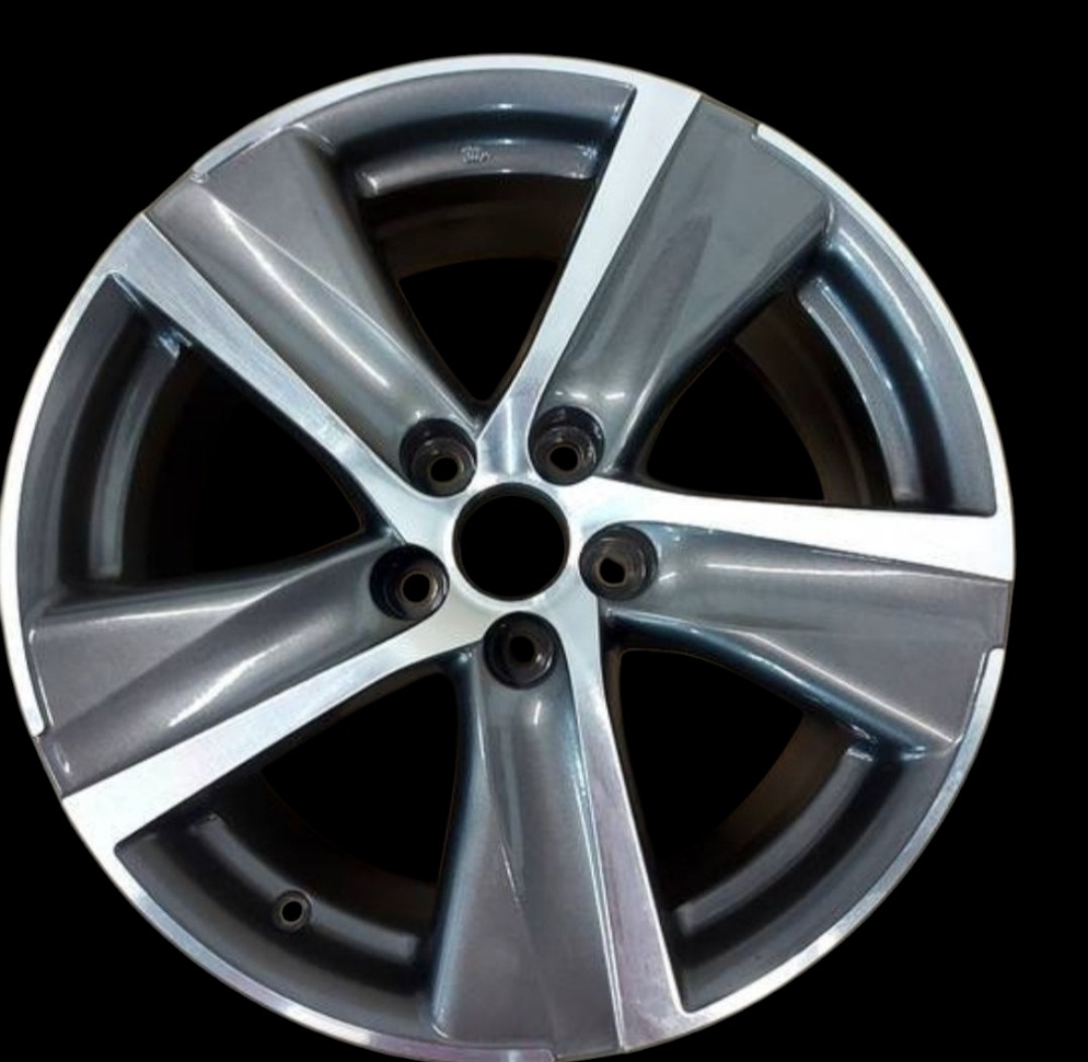 Szara felga aluminiowa z pięcioma ramionami o srebrnych akcentach, widoczna na czarnym tle. Felga po renowacji.