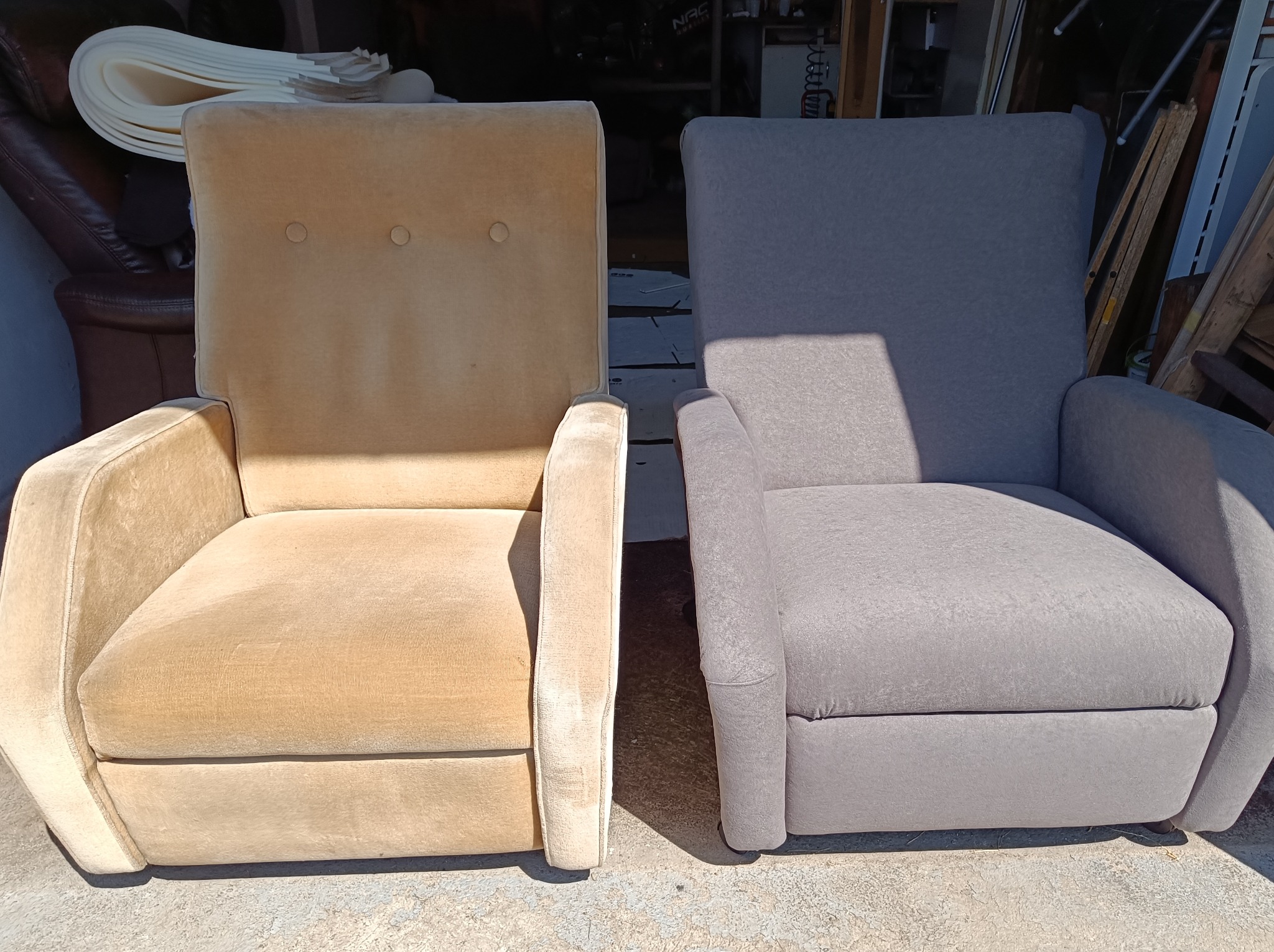 Dwa fotele: beżowy z guzikami i szary, stoją obok siebie na zewnątrz, prawdopodobnie po renowacji lub tapicerowaniu.