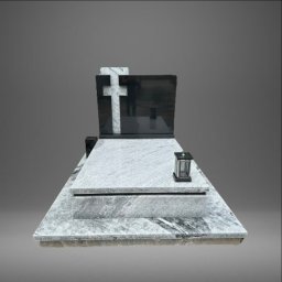 Firma Kamieniarska SUPER-GRANIT - Granitowy pomnik z białym krzyżem i czarną tablicą, oświetlony z przodu, z lampionem i miejscem na znicze.