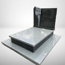 Firma Kamieniarska SUPER-GRANIT - Dwupoziomowy pomnik z jasnoszarego granitu z ciemnoszarą tablicą ozdobioną srebrną, stylizowaną różą.