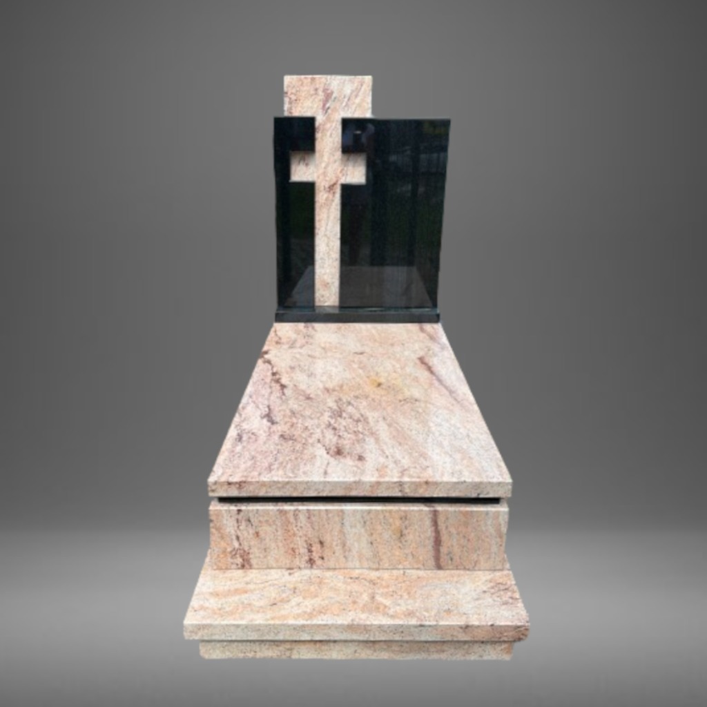 Jasny pomnik z krzyżem, wykonany z kamienia o delikatnym wzorze, z czarnymi elementami na tle szarego tła.