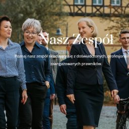 Kancelaria Prawna TEBI. Prawo gospodarcze, prawo pracy - tebi.com.pl - Zespół prawników kancelarii TEBI z Bydgoszczy, w tle budynek, jeden z prawników opiera rękę na rowerze.