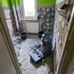 Łazienka w trakcie rozbiórki.