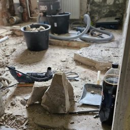 Łazienka w trakcie rozbiórki.