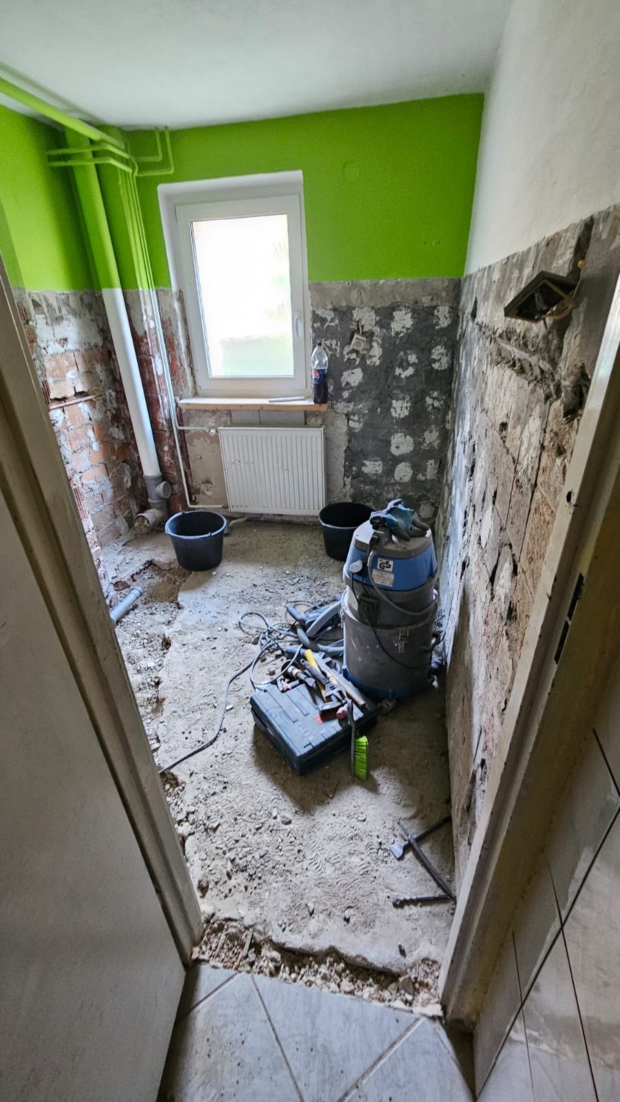 Łazienka w trakcie rozbiórki.