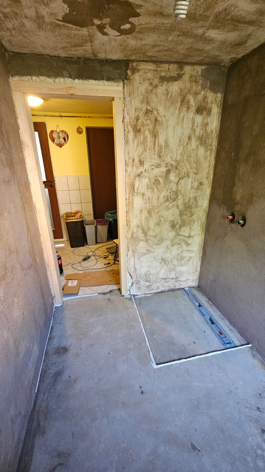 Łazienka przygotowana pod kładzenie płytek.