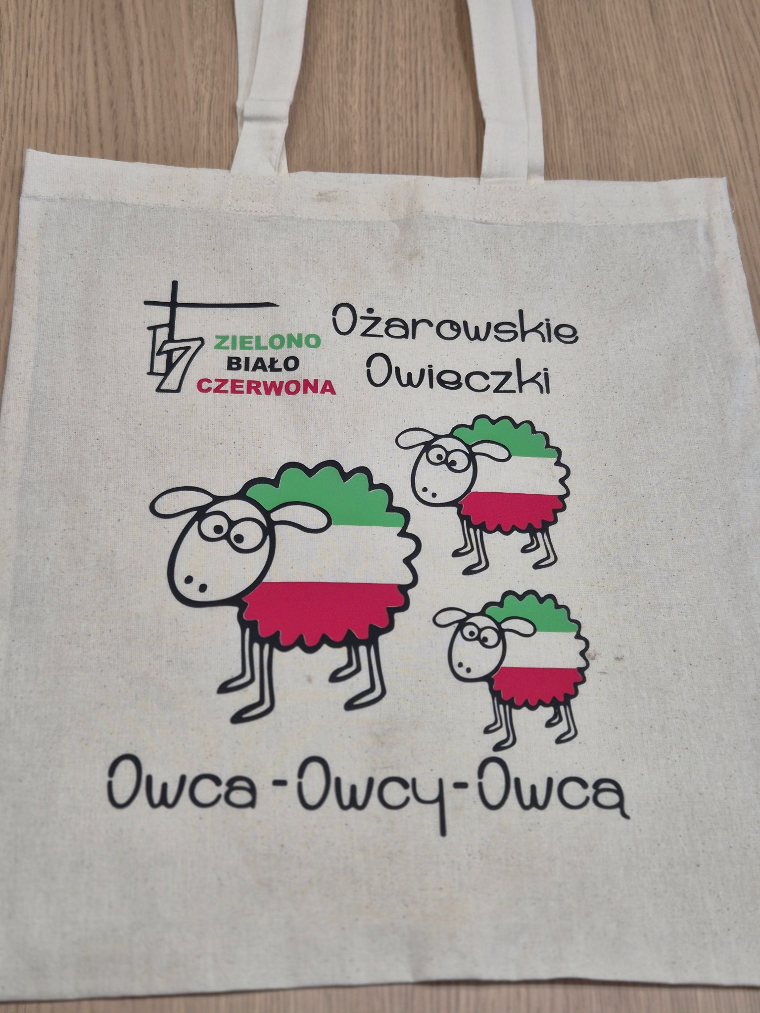 Torba bawełniana z nadrukiem trzech owiec w barwach flagi Polski i napisem 'Ożarowskie Owieczki' wykonana w Końskich.