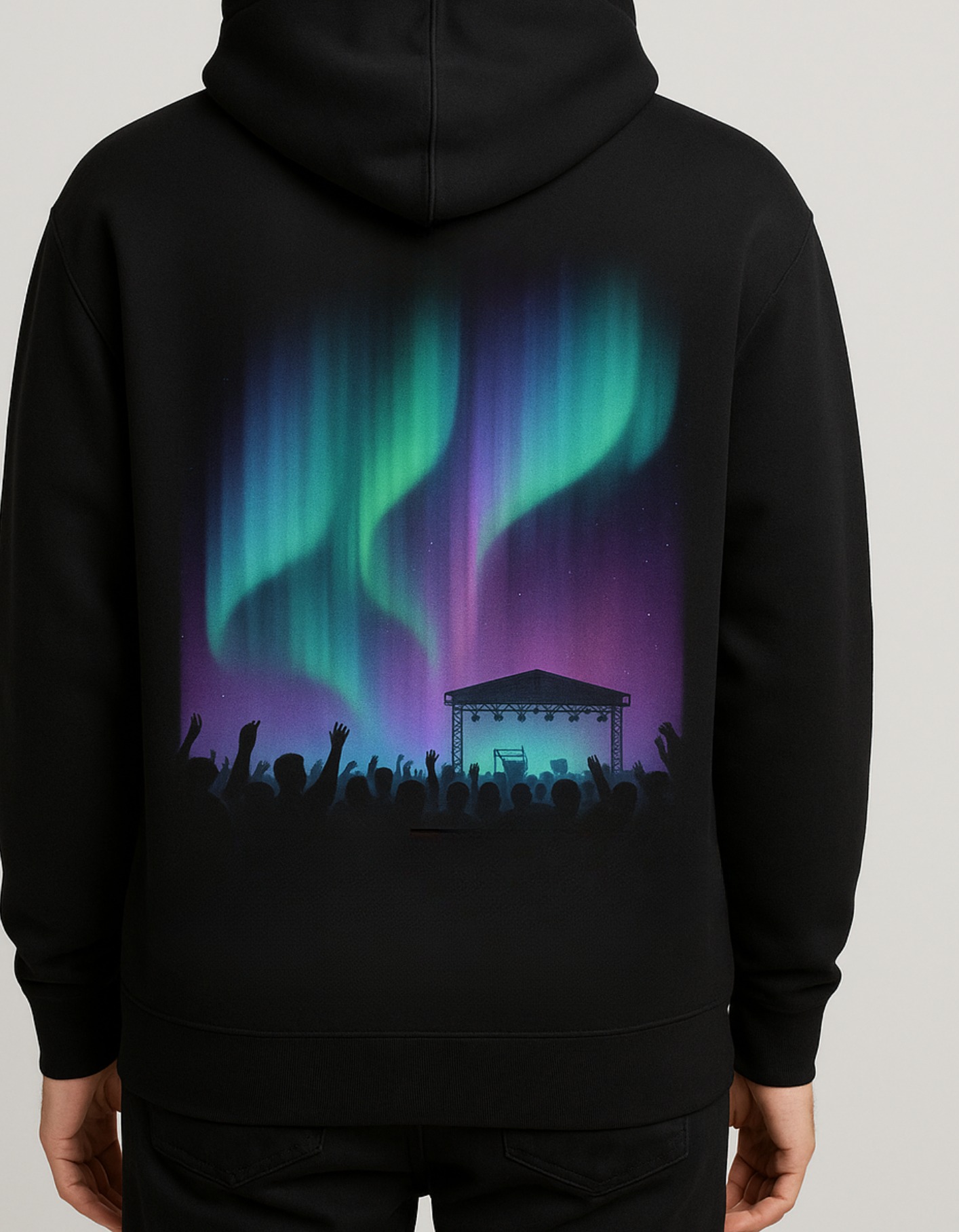 Czarna bluza z kapturem, tył, z nadrukiem: scena koncertowa, tłum i zorza polarna w odcieniach zieleni i fioletu. Unikalny wzór, wyraźne detale.