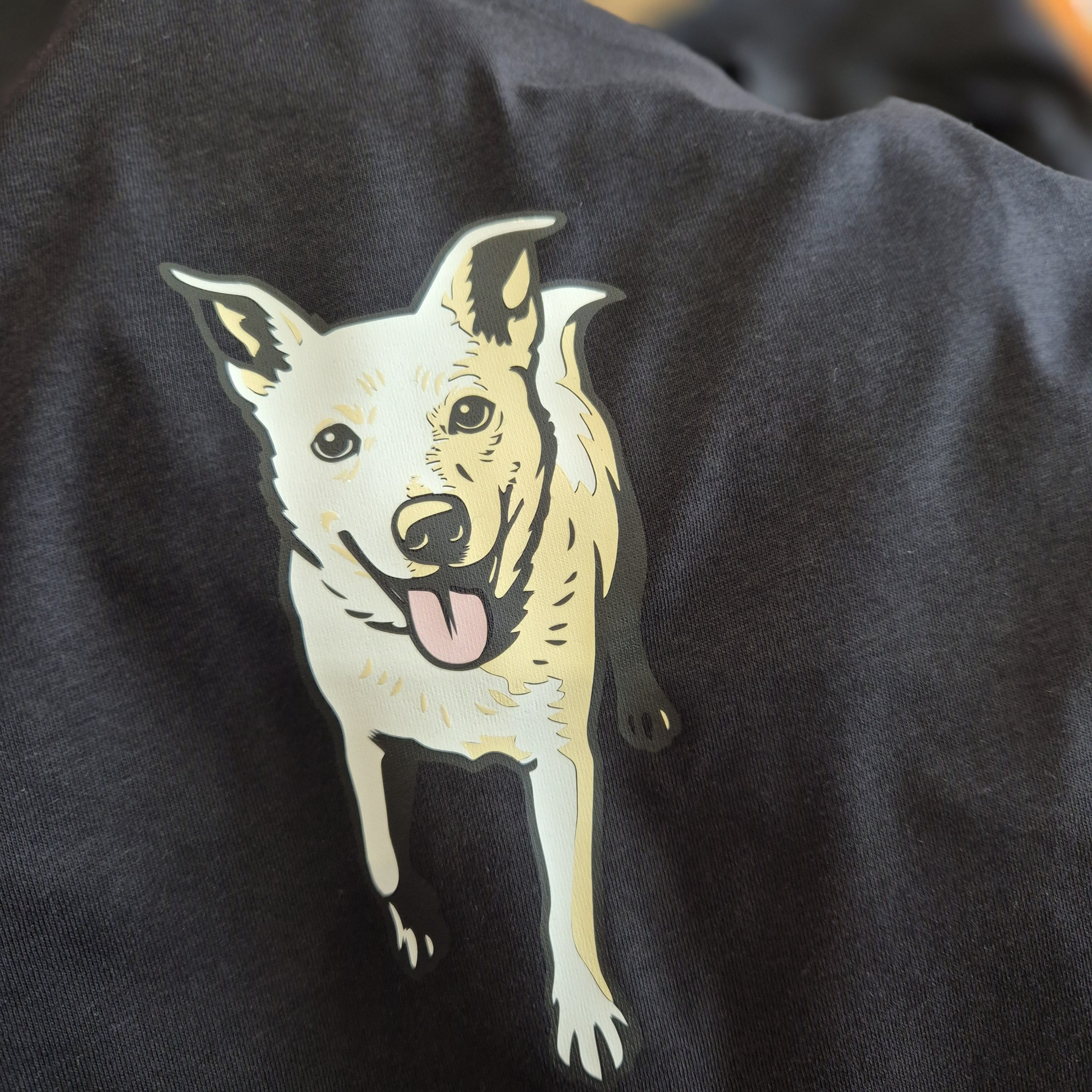 Czarna koszulka z nadrukiem psa w stylu kreskówkowym, z widoczną fakturą materiału i detalami nadruku.