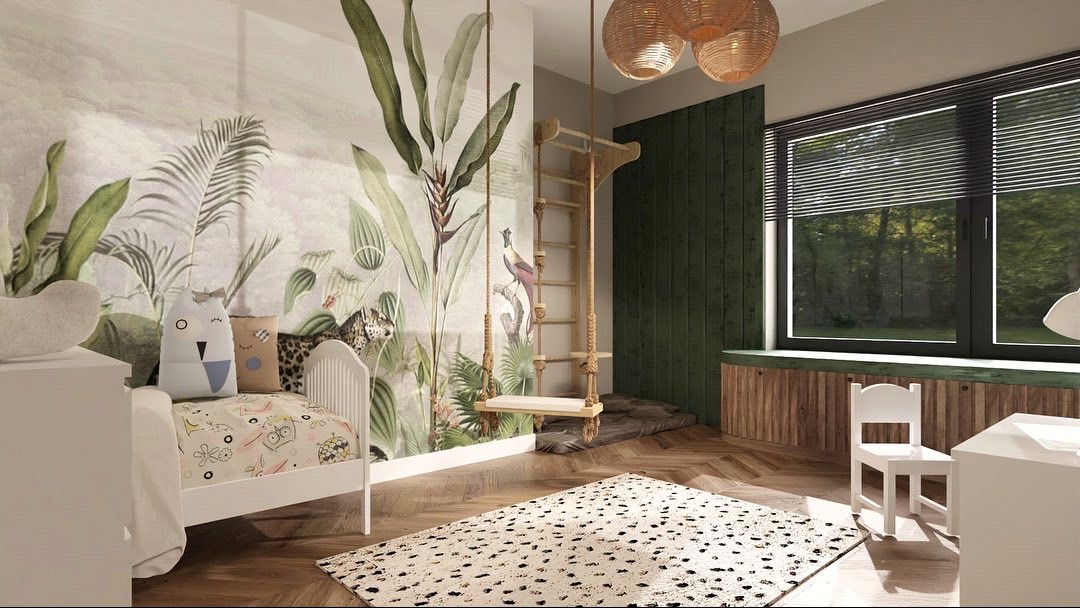 Pokój dziecięcy z motywem dżungli: białe łóżko z poduszkami w kształcie zwierząt, huśtawka linowa, drabinka gimnastyczna i fototapeta z tropikalnymi roślinami.
