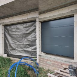 Mivol - Porównanie: po lewej garaż w trakcie budowy zabezpieczony folią, po prawej zamontowana szara segmentowa brama garażowa Wiśniowski z poziomymi przetłoczeniami.