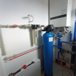 System filtracji wody:
- filtr wstępny 
- kolumną filtracyjna z węglem aktywnym