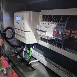 Zestaw do sterowania odwróconej osmozy:
- sterownik RO
- zasilanie główne 