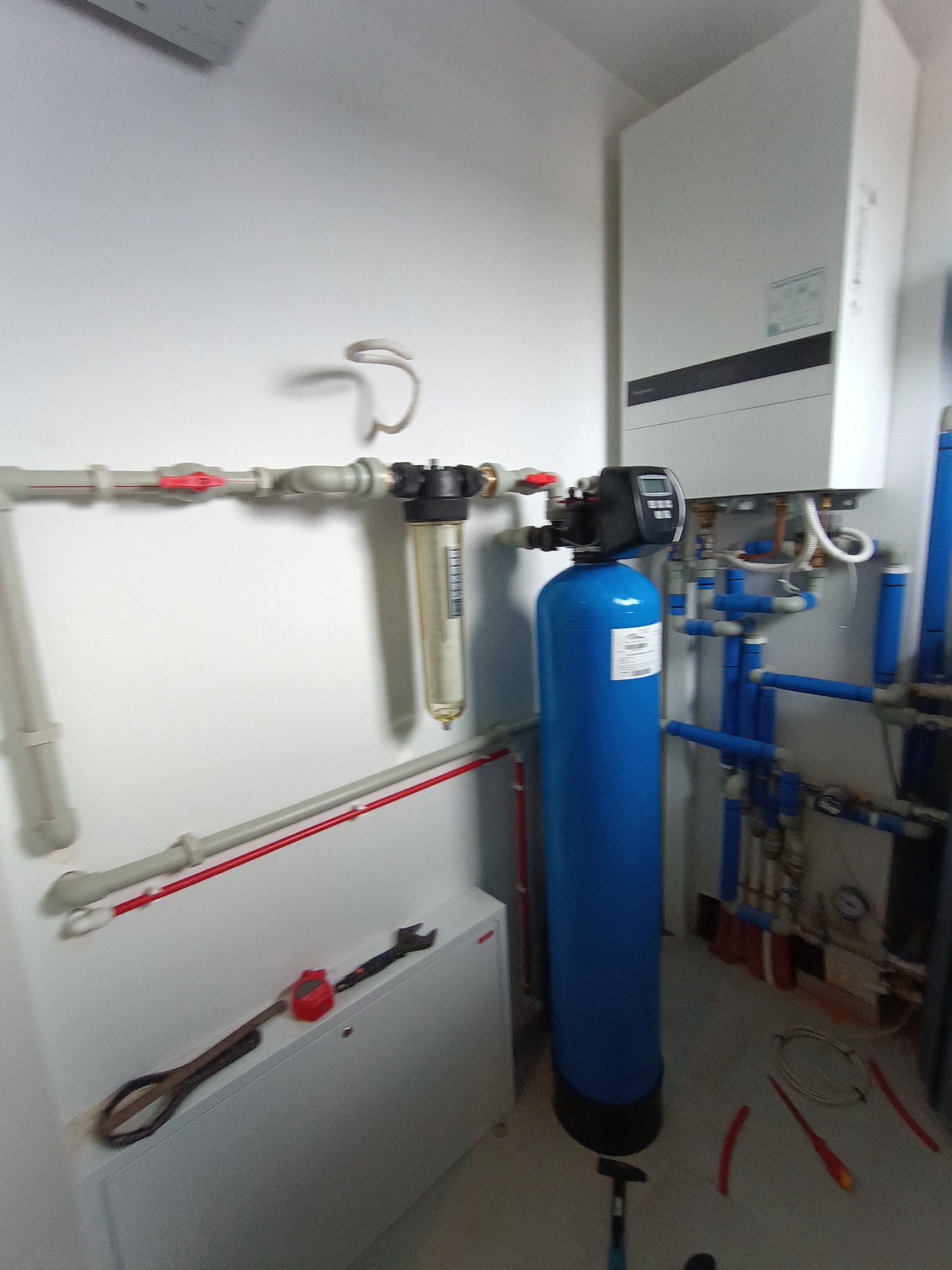 System filtracji wody: - filtr wstępny - kolumną filtracyjna z węglem aktywnym