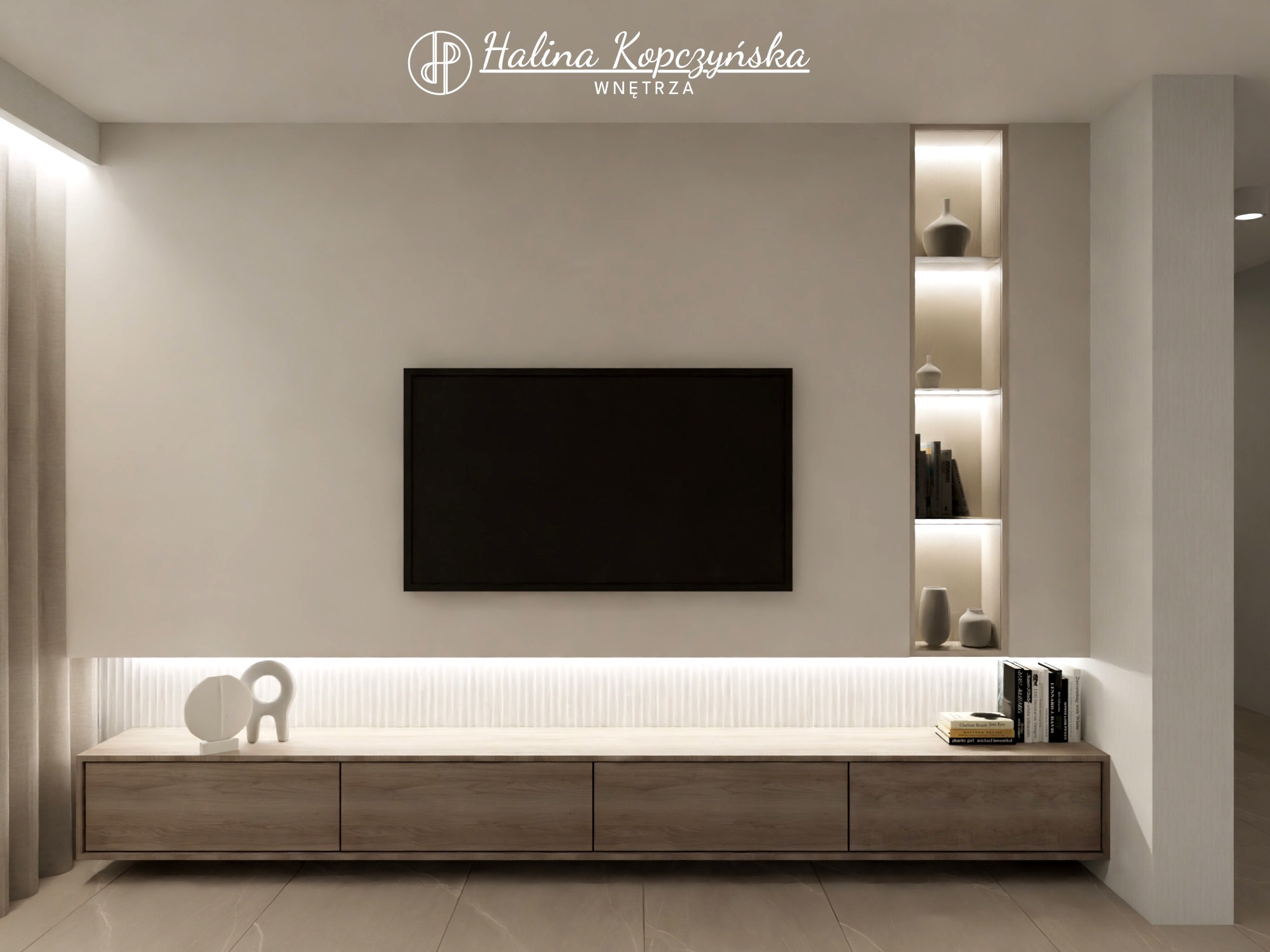 Nowoczesny salon z drewnianą szafką RTV podświetloną listwą LED, telewizorem na ścianie, wnęką z półkami i dekoracyjnymi wazonami oraz minimalistycznymi ozdobami na szafce.