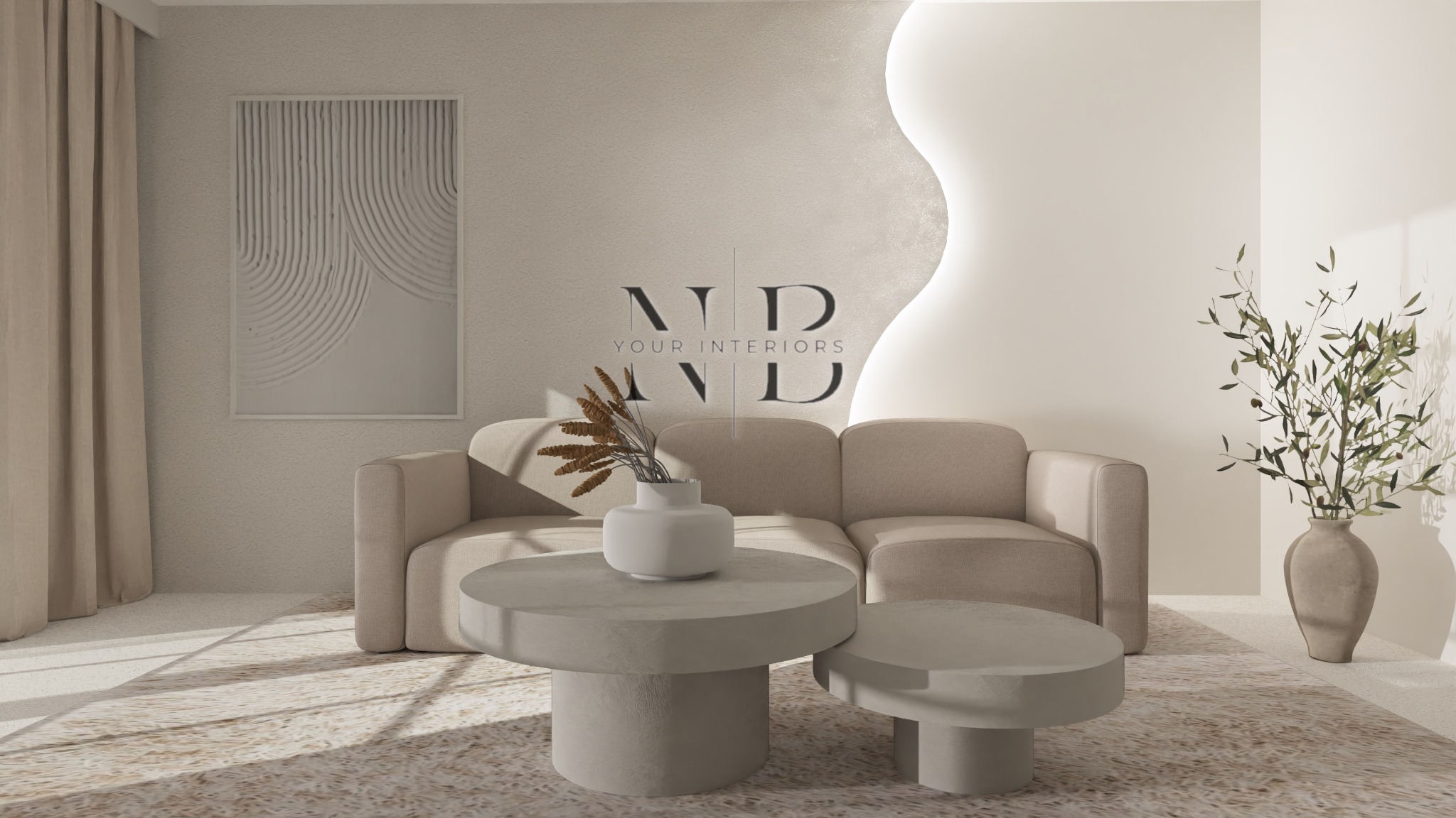Beżowa sofa z dwoma okrągłymi stolikami kawowymi, wazonem z suchymi gałązkami i wazonem z zielonymi gałązkami na tle jasnego pokoju z abstrakcyjnym obrazem na ścianie i falistą dekoracją ścienną.