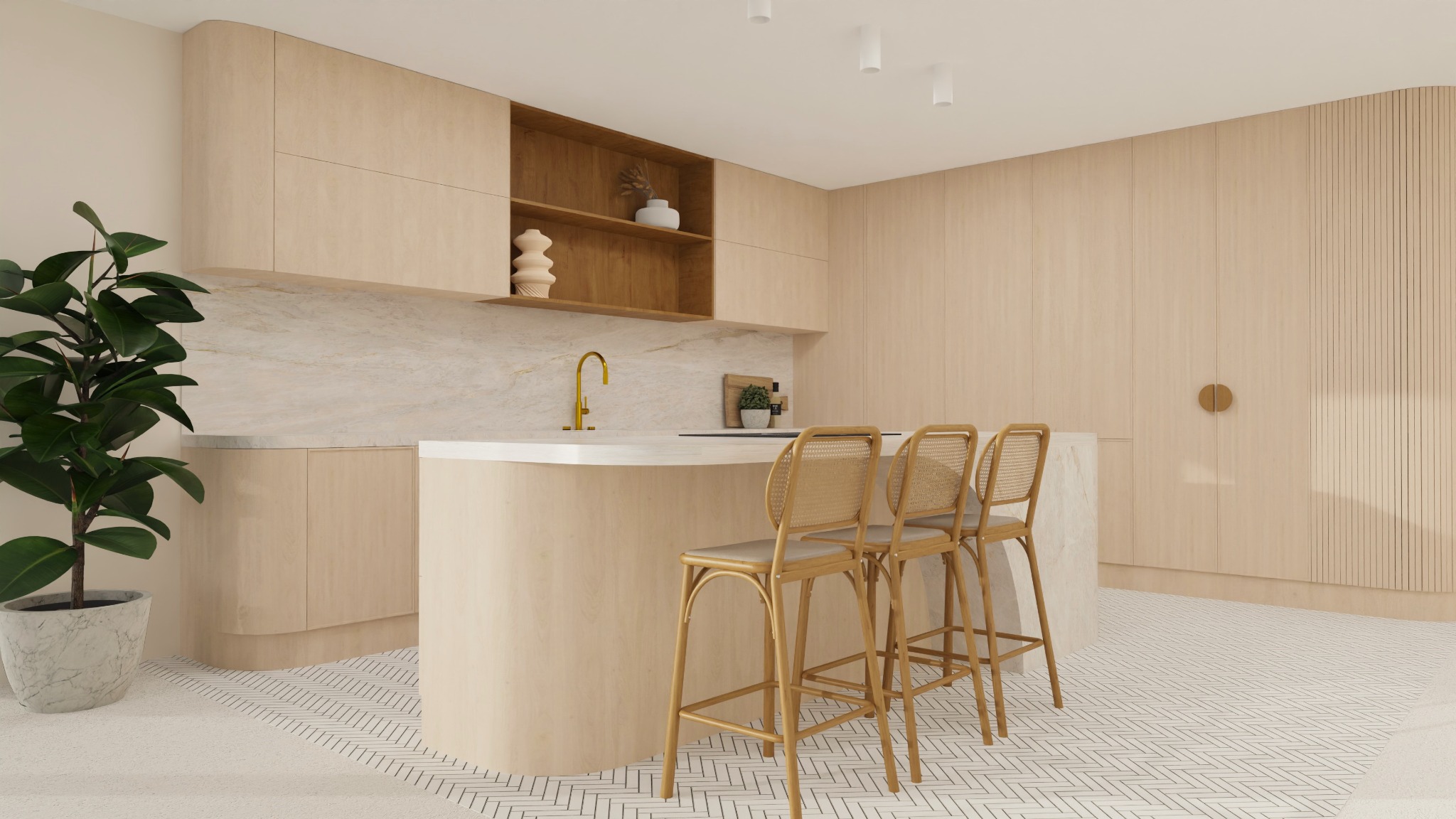 Jasna, minimalistyczna kuchnia z drewnianymi szafkami, marmurowym blatem, złotą armaturą i trzema krzesłami barowymi z rattanu na podłodze w jodełkę.