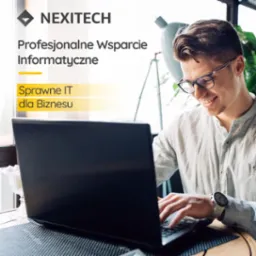 Uśmiechnięty mężczyzna w okularach, koszuli i zegarku, piszący na laptopie z logo firmy informatycznej w tle. Widoczne hasło 'Profesjonalne wsparcie informatyczne' oraz 'Sprawne IT dla biznesu'.