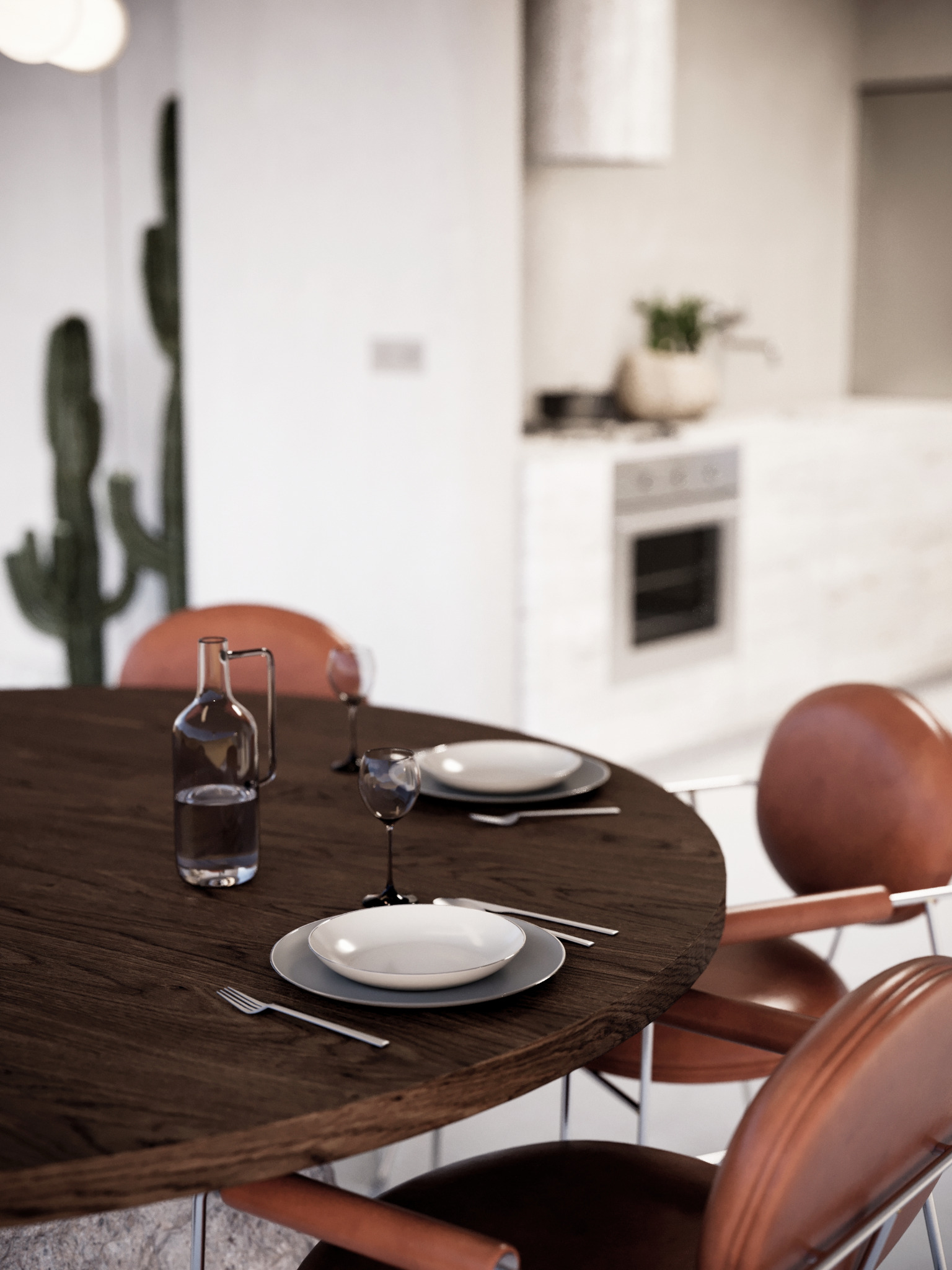 Stół z ciemnego drewna, nakryty dla dwóch osób, z butelką wody i kieliszkami, otoczony krzesłami z brązowej skóry na metalowych nogach, w tle minimalistyczna kuchnia i kaktus.