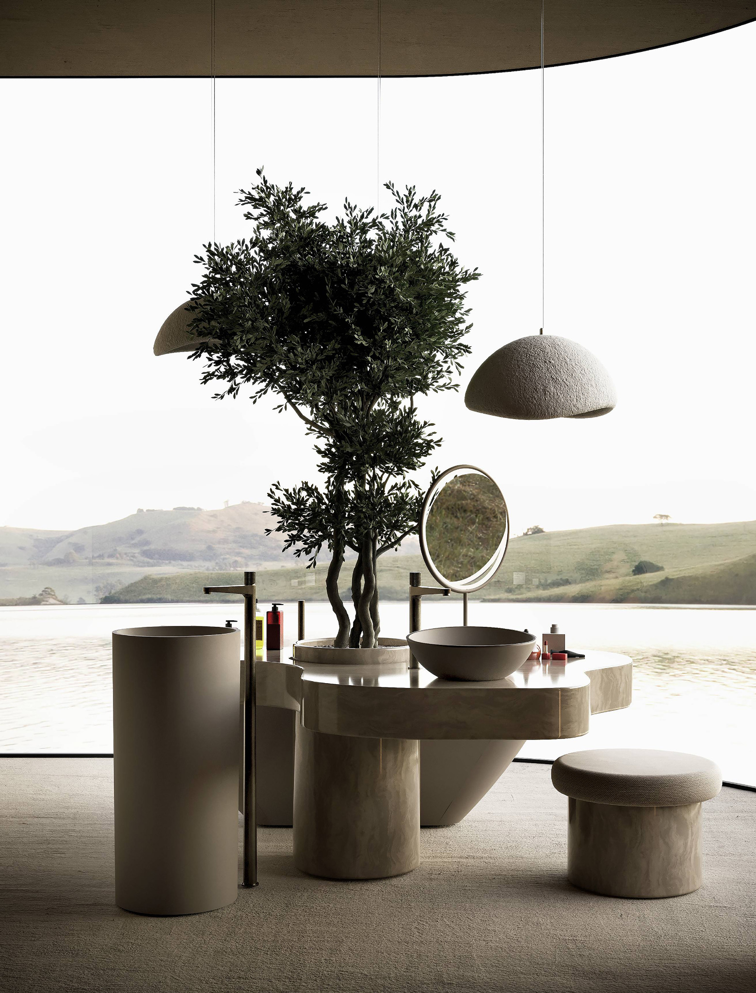 Nowoczesna łazienka z umywalką nablatową, okrągłym lustrem i drzewkiem oliwnym jako elementem dekoracyjnym na tle panoramicznego okna z widokiem na jezioro i wzgórza.
