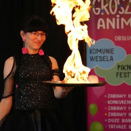 Pokaz baniek artystycznych, a w nim: triki bańkowe, bańki lewotujące, bańki ogniowe,  dymne oraz z pianą. Podczas pokazu Dzieci są zaangażowane do wspólnej aktywności. 