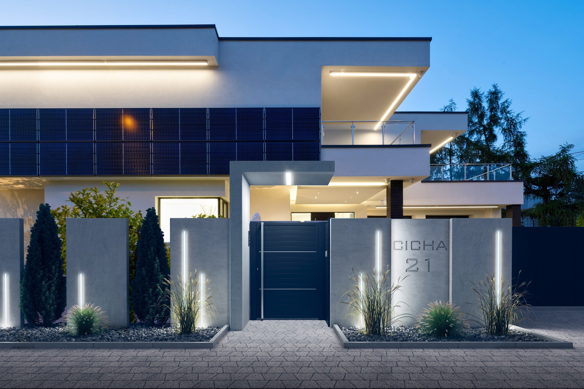 Nowoczesny dom jednorodzinny z panelami słonecznymi, oświetleniem LED w elewacji i numerem domu 'Cicha 21' na betonowym ogrodzeniu.