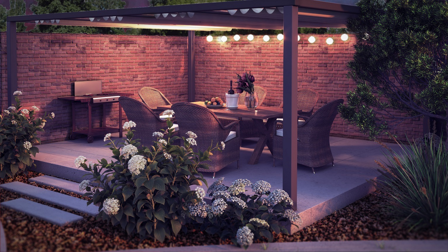 Zadaszony taras z ceglaną ścianą, oświetlony girlandami, z drewnianym stołem i wiklinowymi krzesłami, przygotowany do spożywania posiłków na świeżym powietrzu, z grillem w tle i kwitnącymi krzewami...