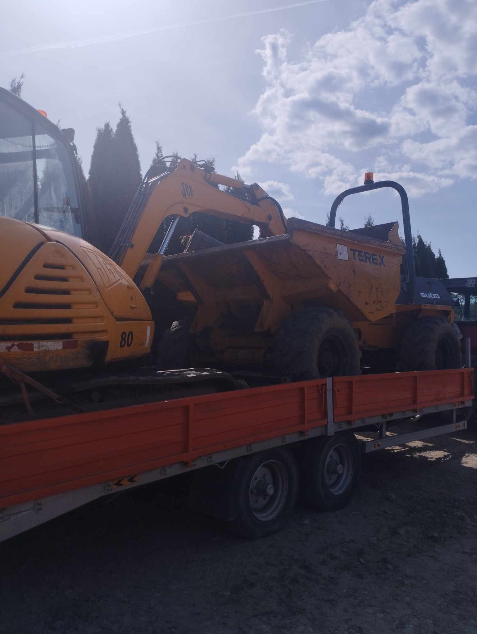 Wykonuje roboty ziemne koparką i wozidłem