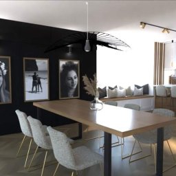 Autre Atelier - Jadalnia w stylu nowoczesnym z drewnianym stołem, krzesłami na złotych nogach, czarną ścianą z trzema oprawionymi zdjęciami i oryginalną lampą wiszącą.