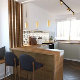 Autre Atelier - Nowoczesna kuchnia z drewnianym blatem barowym, czarnymi krzesłami hokerami, białymi szafkami i dekoracyjną ścianą z podświetlanych paneli drewnianych.