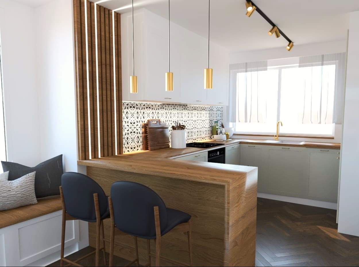 Nowoczesna kuchnia z drewnianym blatem barowym, czarnymi krzesłami hokerami, białymi szafkami i dekoracyjną ścianą z podświetlanych paneli drewnianych.