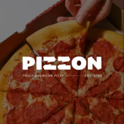 Pizza pepperoni w otwartym kartonie, wyciągana ręką, z logo 'PIZZON' nałożonym na wierzch.